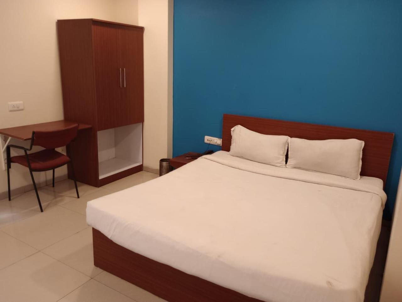 Hotel Aura Inn 印多尔 外观 照片